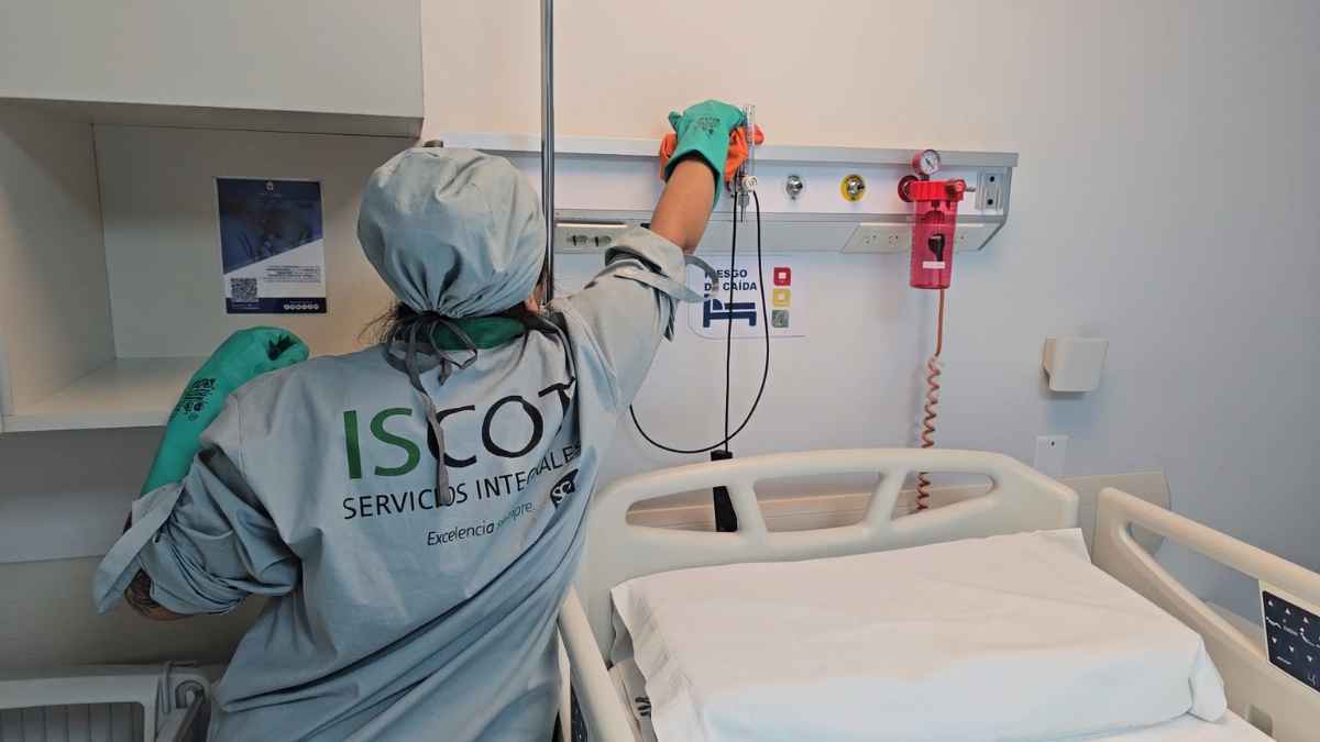 Colaboradora de ISCOT limpiando una habitación de la Clínica Universitaria Reina Fabiola